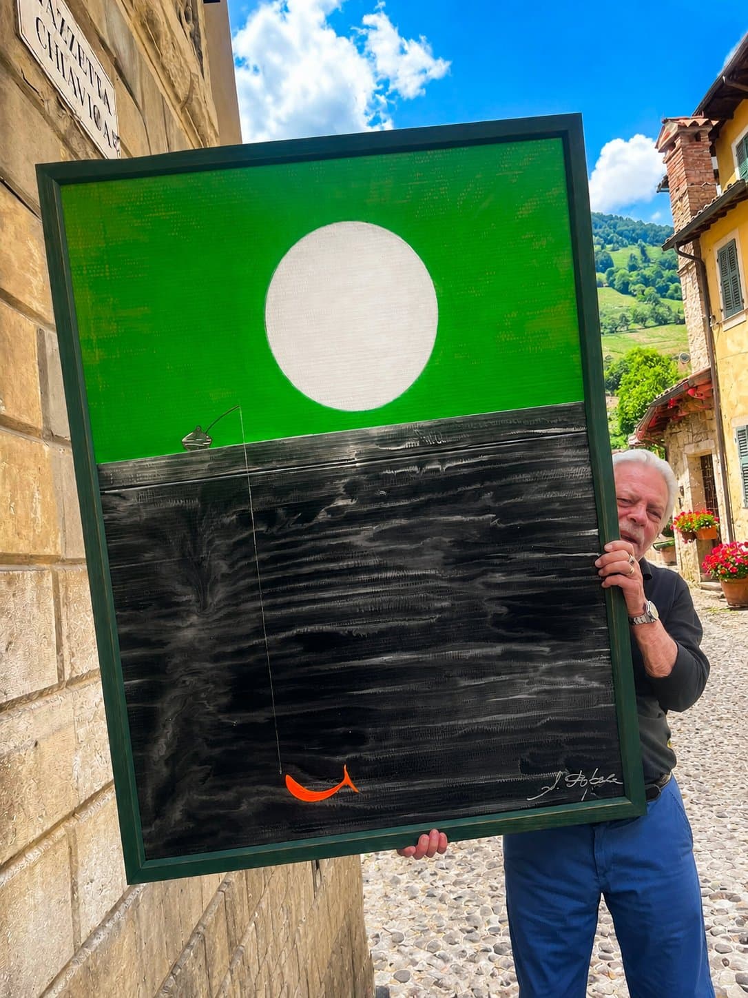 Alberto Papale con una sua opera in Piazzetta Chiavica, Verona